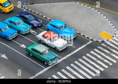 Cuba, La Habana, Centro Habana, Prado o Paseo de Marti, classici anni cinquanta vetture americane in attesa in attraversamento pedonale Foto Stock