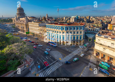Cuba, La Habana, dal Capitolio e Hotel Inglaterra Foto Stock