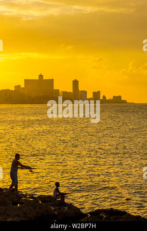 Cuba, La Habana, il Malecon, l'uomo la pesca Foto Stock