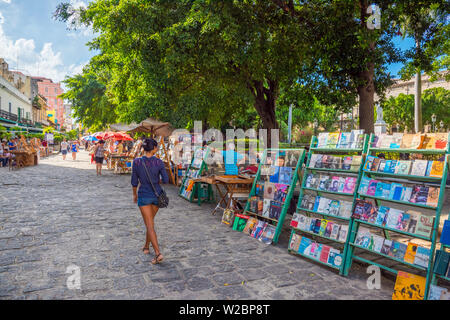 Cuba, La Habana, La Habana Vieja, Plaza de Armas, libro si spegne Foto Stock