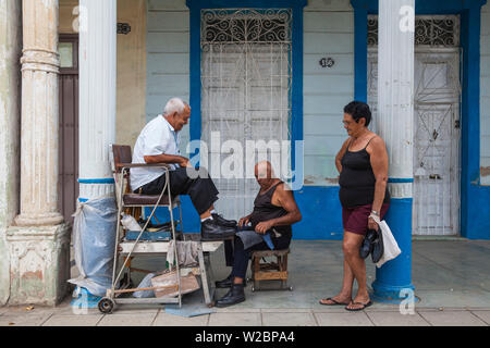 Cuba, provincia di Camaguey, Camaguey, Avenue de los Martires, Lustrascarpe Foto Stock