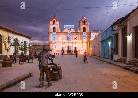 Cuba, Camaguey, provincia di Camaguey, Plaza Del Carmen, Iglesia de Nuestra Señora del Carmen e di vita unica dimensioni delle sculture di camagueyanos andando sulla loro vita quotidiana Foto Stock