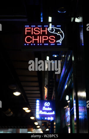 Il neon pubblicità segno per il pesce e patatine in Glasgow Foto Stock