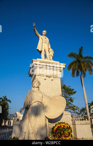 Cuba, Cienfuegos, Parque MartÃ-, statua in marmo di Jose Marti - un rivoluzionario cubano e intellettuale Foto Stock