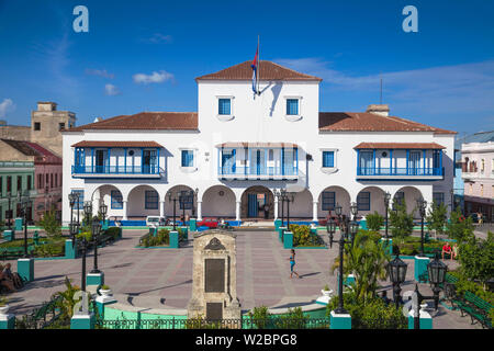 Cuba Santiago de Cuba Provincia di Santiago di Cuba, Parque Cespedes (piazza principale) guardando verso il municipio e la casa del governatore, dove Fidel Castro ha parlato per la prima volta alla popolazione, 1 gennaio 1959, il giorno della vittoria della Rivoluzione Foto Stock