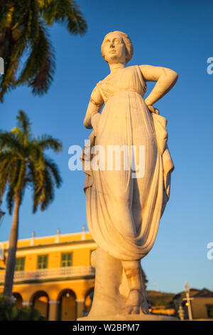 Cuba, Trinidad, statua della greca Musa Terpsicore a Plaza Mayor con Brunet palazzo ora il Museo Romantico in background Foto Stock