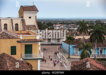 Cuba, Trinidad, vista di Iglesia Parroquial de la Santisima Trinidad - Chiesa della Santissima Trinità a Plaza Mayor Foto Stock