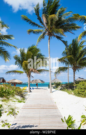 Cuba, Jardines del Rey, Cayo Guillermo, Playa El Paso, passerella in legno per la spiaggia Foto Stock