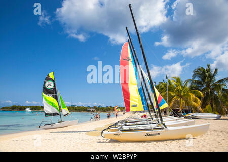 Cuba, Holguín, catamarani su Playa Esmeralda Foto Stock