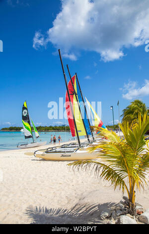 Cuba, Holguín, catamarani su Playa Esmeralda Foto Stock