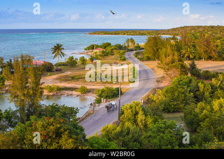 Cuba, Holguín, cavallo e il carrello sulla strada costiera a Playa Guardalvaca Foto Stock