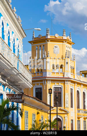 Cuba, Sancti Spiritus, Sancti Spiritus, Calle Independencia Sur - strada pedonale dello shopping, Colonia Espanola costruire una volta bianco solo gentlemen's club ora un department store Foto Stock