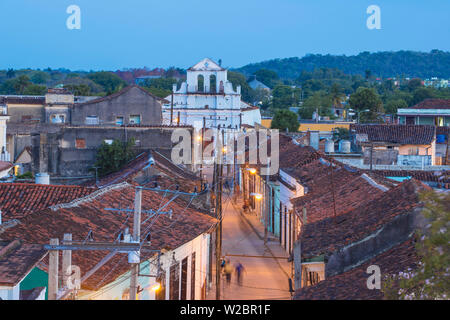 Cuba, Sancti Spiritus, Sancti Spiritus, vista di Calle Independencia e Iglesia Gesù Nazareno Foto Stock