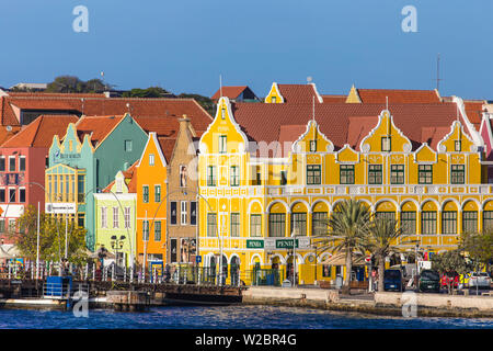 Curacao Willemstad, Queen Emma bridge pontone e coloniali case mercantili fodera Handelskade lungo Punda il waterfront Foto Stock