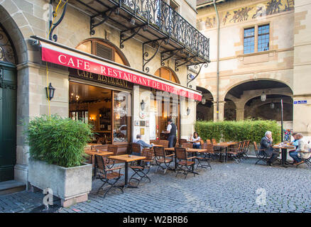 Cafe e il Municipio, la città vecchia di Ginevra, Svizzera Foto Stock