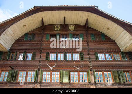 Chalet tradizionale, valle Simmental, Berner Oberland, Svizzera Foto Stock