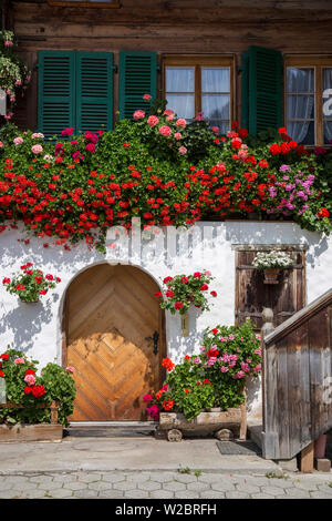 Chalet tradizionale, valle Simmental, Berner Oberland, Svizzera Foto Stock