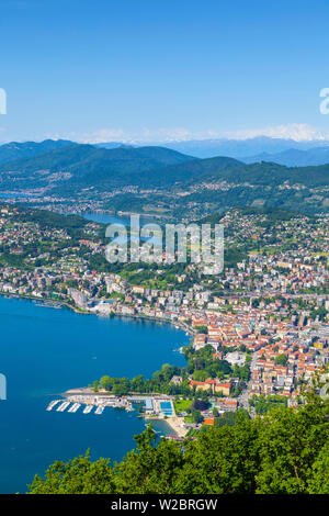 Vista in elevazione oltre il centro di Lugano dal Monte Bre, Lugano, Lago di Lugano Ticino, Svizzera Foto Stock