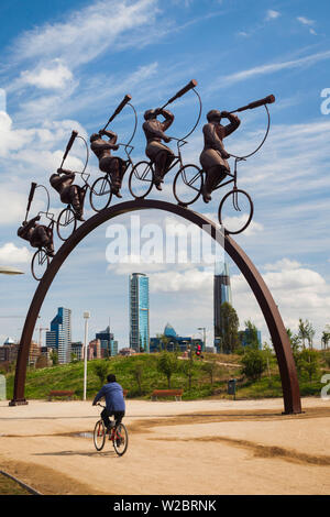 Il Cile, Santiago Vitacura area, Parque Parco bicentenario, ciclista scultura e Gran Torre torre di Santiago Foto Stock