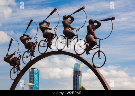 Il Cile, Santiago Vitacura area, Parque Parco bicentenario, ciclista scultura e Gran Torre torre di Santiago Foto Stock