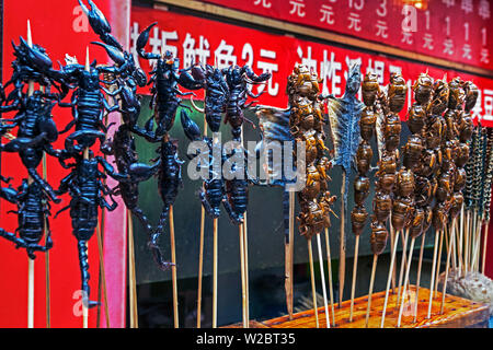 Cina, Pechino, Wangfujing Street, Snack Street Market Scorpians vendita su spiedini Foto Stock