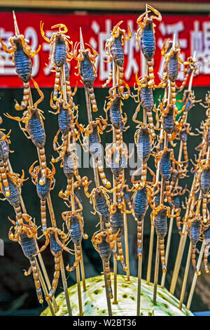 Cina, Pechino, Wangfujing Street, Snack Street Market Scorpians vendita su spiedini Foto Stock