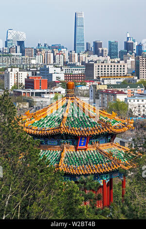 Cina, Pechino, vista in elevazione oltre lo skyline della città dal Parco Jingshan Foto Stock