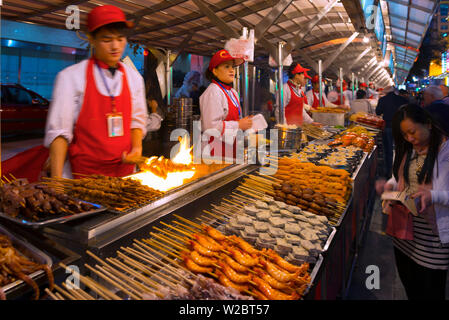 Cina, Pechino, la Donghuamen Street, il mercato notturno Foto Stock
