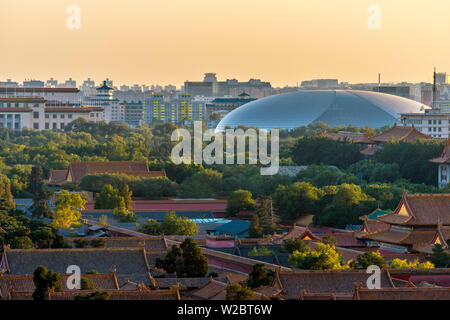 Cina, Pechino, Centro Nazionale per le Arti dello spettacolo o National Grand Theatre (da Paul Andreu) e la Città Proibita Foto Stock