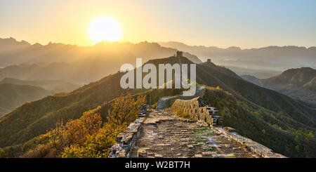 La Cina, nella provincia di Hebei, Luanping County, Jinshanling, la Grande Muraglia della Cina (Patrimonio Mondiale dell'UNESCO), sezione Jinshanling guardando verso Simatai dalla dinastia Ming Foto Stock