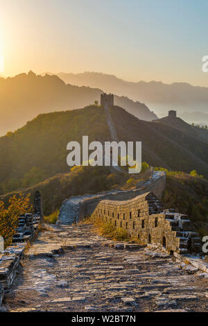 La Cina, nella provincia di Hebei, Luanping County, Jinshanling, la Grande Muraglia della Cina (Patrimonio Mondiale dell'UNESCO), sezione Jinshanling guardando verso Simatai dalla dinastia Ming Foto Stock
