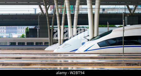 Cina, Shanghai, Minhang District Shanghai Hongqiao stazione ferroviaria, i treni ad alta velocità Foto Stock