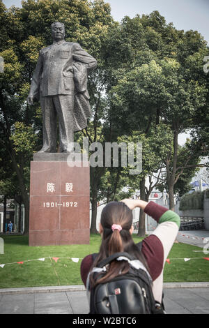 Chen Yi (primo sindaco di Shanghai) statua, il Bund, Shanghai, Cina Foto Stock