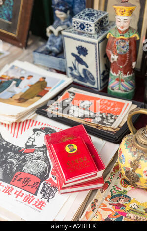 Mao little red book, Dongtai Road mercatino di Antiquariato, Shanghai, Cina Foto Stock