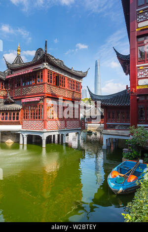 Casa da tè presso l' Yuyuan Gardens e bazar con la Shanghai Tower dietro, Città Vecchia, Shanghai, Cina Foto Stock