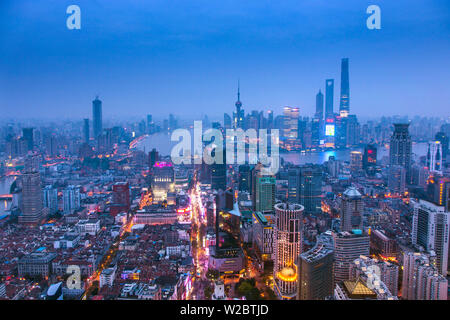 Lo skyline di Pudong e East Nanjing Road, Shanghai, Cina Foto Stock