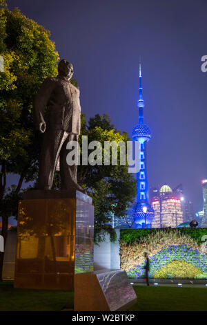 Chen Yi (primo sindaco di Shanghai) statua, il Bund, Shanghai, Cina Foto Stock