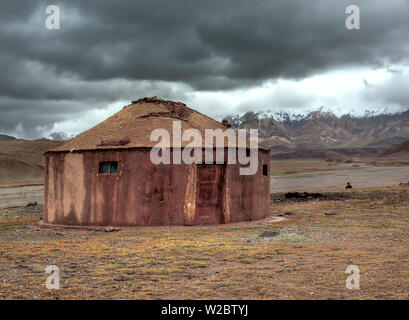 Casa di fango, strada da Kashgar a Torugart Pass, Kizilsu Prefettura, Xinjiang Uyghur Regione autonoma, Cina Foto Stock