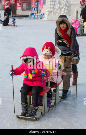 Cina, Provincia di Heilongjiang, Harbin, intrattenimento sul fiume Songhua congelati in inverno Foto Stock