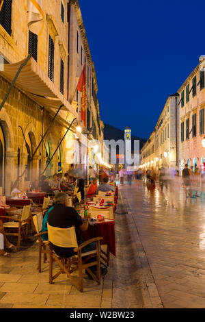 Croazia, Dubrovnik, il Stradun terminando in corrispondenza della torre dell'orologio Foto Stock