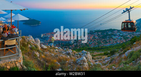 Croazia, Dalmazia, Dubrovnik, Città Vecchia (Stari Grad) dal monte Srd, funivia Foto Stock
