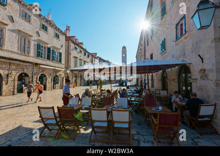Croazia, Dubrovnik, il Stradun terminando in corrispondenza della torre dell'orologio Foto Stock
