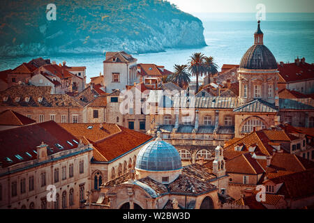 Croazia, Dalmazia, Dubrovnik, Città Vecchia (Stari Grad) da vecchie mura della città, la chiesa di San Biagio (Crkva Svetog Vlaha) sinistro e Cattedrale dell Assunzione della Vergine Maria a destra Foto Stock