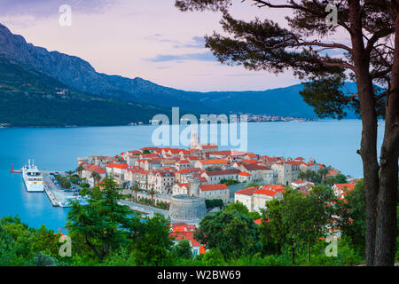 Vista in elevazione su Korcula del pittoresco Stari Grad accesa al crepuscolo, Korcula, Dalmazia, Croazia Foto Stock
