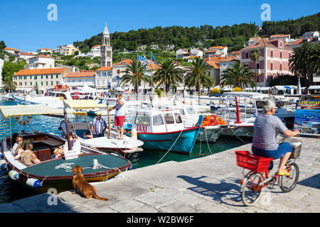 Il pittoresco porto, Stari Grad (Città Vecchia), Hvar, Dalmazia, Croazia Foto Stock