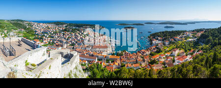 Vista in elevazione al di sopra della pittoresca cittadina portuale di Hvar dalla cittadella, la città di Lesina, Hvar, Dalmazia, Croazia Foto Stock