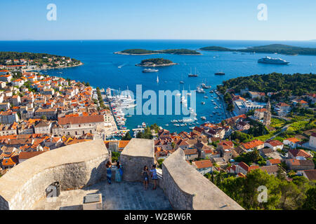 Vista in elevazione al di sopra della pittoresca cittadina portuale di Hvar dalla cittadella, la città di Lesina, Hvar, Dalmazia, Croazia Foto Stock