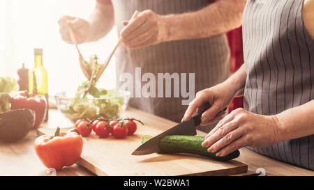 Coppia senior preparare un sano pranzo in cucina insieme Foto Stock