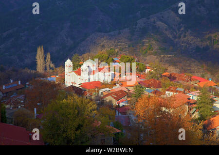 Chiesa di Santa Croce nel villaggio di Pedoulas, Monti Troodos, Cipro, Mediterraneo orientale Mare Foto Stock