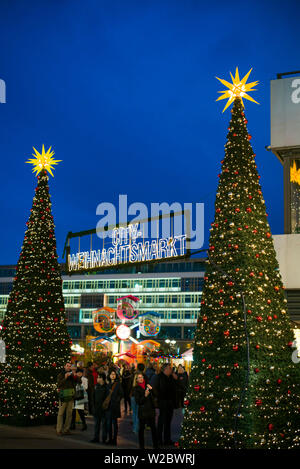 Germania, Berlino Charlottenburg Kurfurstendam, Europa Center, città mercato di Natale Foto Stock